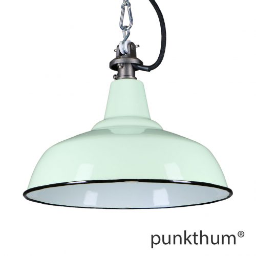 Apfelgrüne Emaillelampe, Industrielampe mit Stahlguss-Aufhängung und schwarzem Textilkabel.