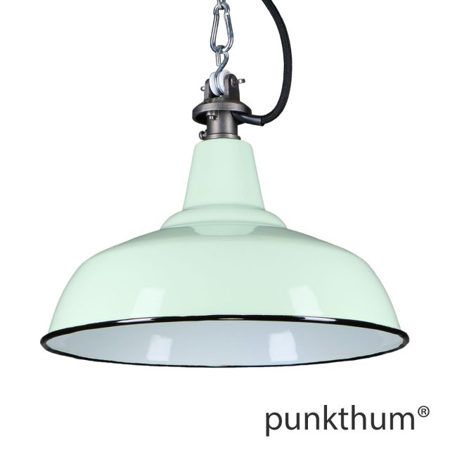 Apfelgrüne Emaillelampe, Industrielampe mit Stahlguss-Aufhängung und schwarzem Textilkabel.