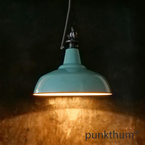 Hellgrüne Emaillelampe, Industrielampe mit Stahlguss-Aufhängung und Textilkabel, eingeschaltet.