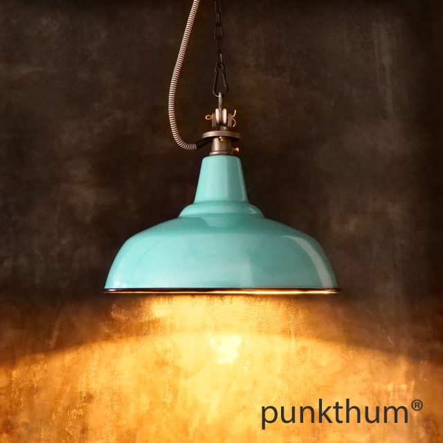 Türkise Emaillelampe, Industrielampe mit Stahlguss-Aufhängung und Textilkabel, eingeschaltet.