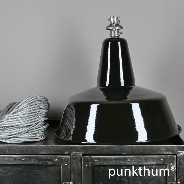 Grosse schwarze Emaillelampe, Industrielampe mit Stahlguss-Aufhängung und silbernem Textilkabel.