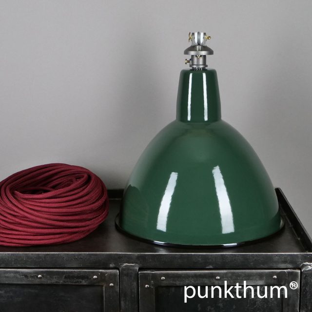 Grüne Emaillelampe, Industrielampe mit Stahlguss-Aufhängung und Textilkabel.
