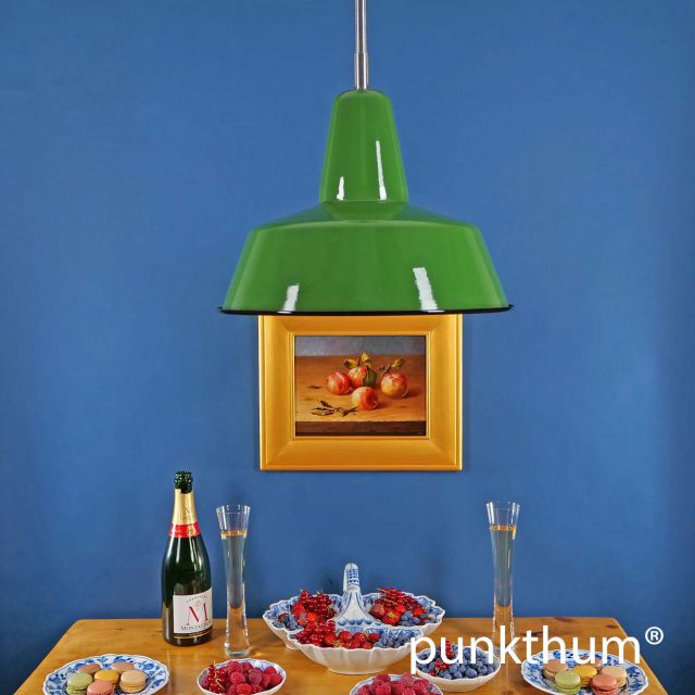 Grüne Emaillelampe, Fabriklampe über dem Tisch, mit Stahlrohr-Aufhängung.