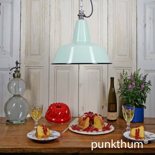 Große apfelgrüne Emaillelampe mit Textilkabel.