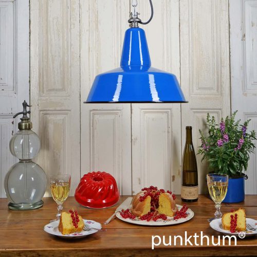 Große blaue Emaillelampe mit Textilkabel.