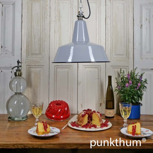 Große graue Emaillelampe mit Textilkabel.