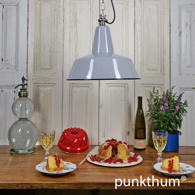 Große graue Emaillelampe mit Textilkabel.