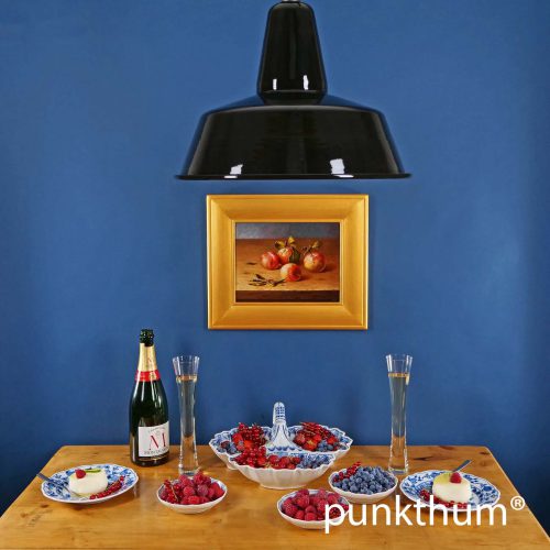 Große schwarze Emaillelampe, Industrielampe über dem Tisch.